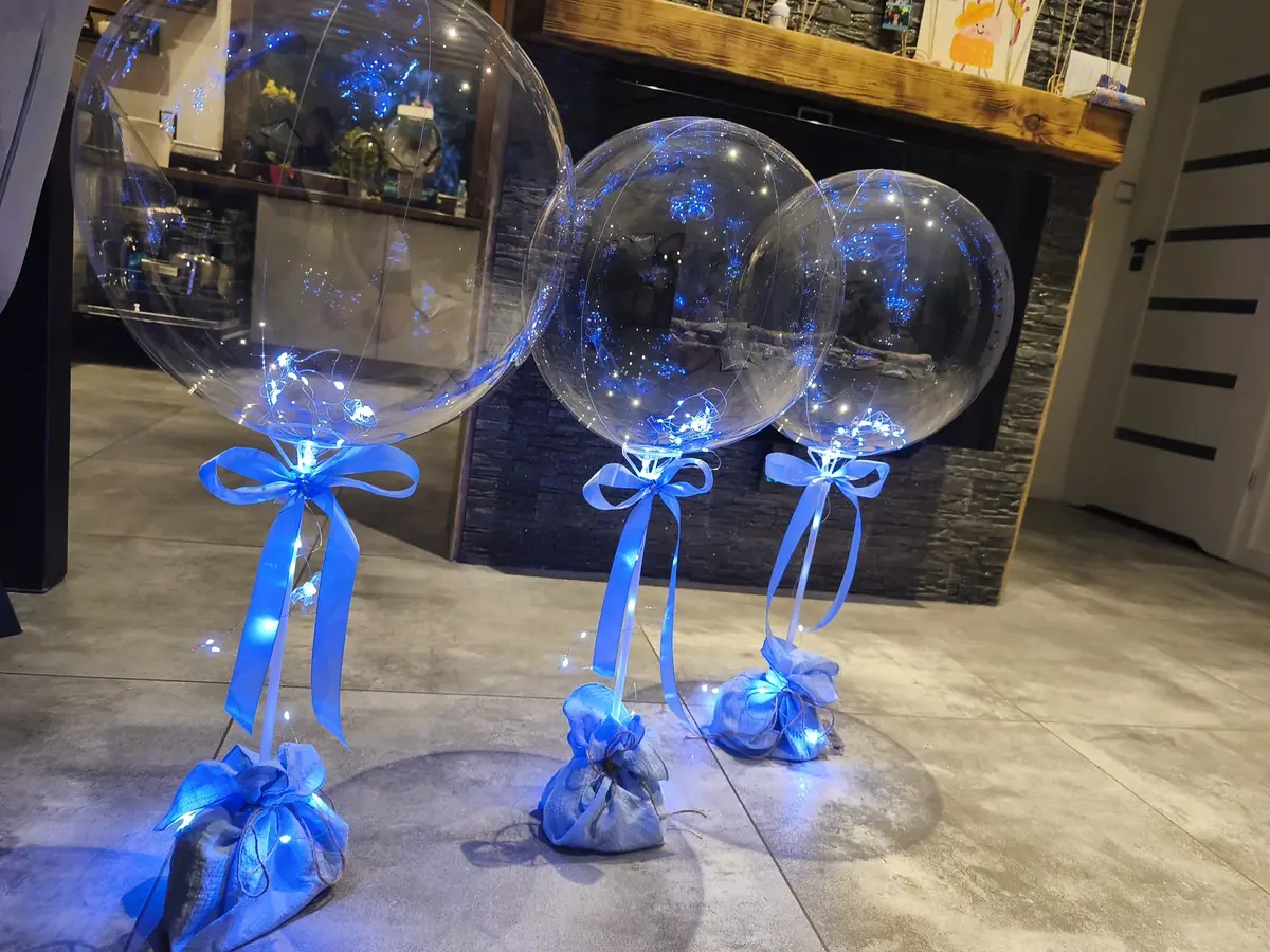 Świecące balony LED w kolorze błękitnym