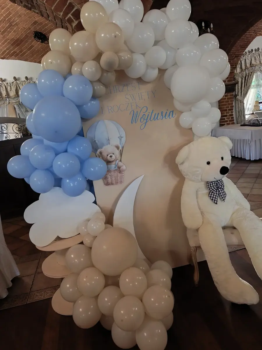 Dekoracja chrzcinowa w pastelowym błękicie z misiem