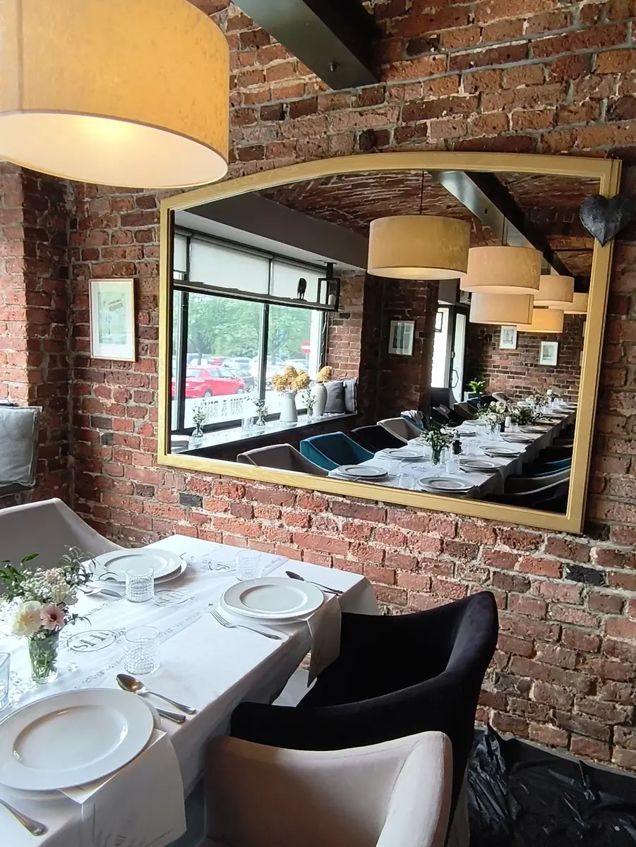 Kameralnie nakryty stół w restauracji